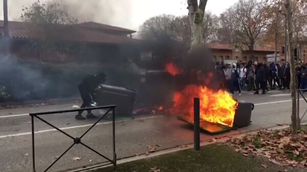 Столкновения с полицией и поджоги. Кадры беспорядков во Франции