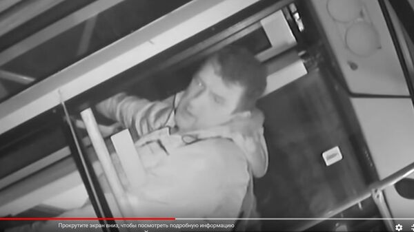В Минске мужчина украл деньги водителя троллейбуса и попал на видео