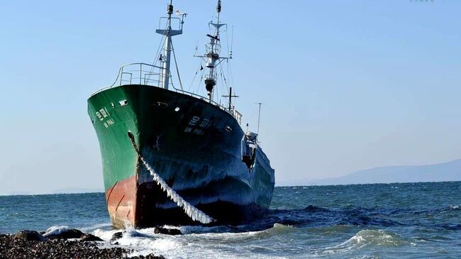 Северокорейское судно выбросило на берег в районе мыса Кунгасный во Владивостоке