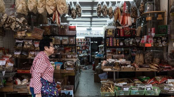 Продажа ингредиентов для традиционной китайской косметики и лекарств на рынке в Гонконге
