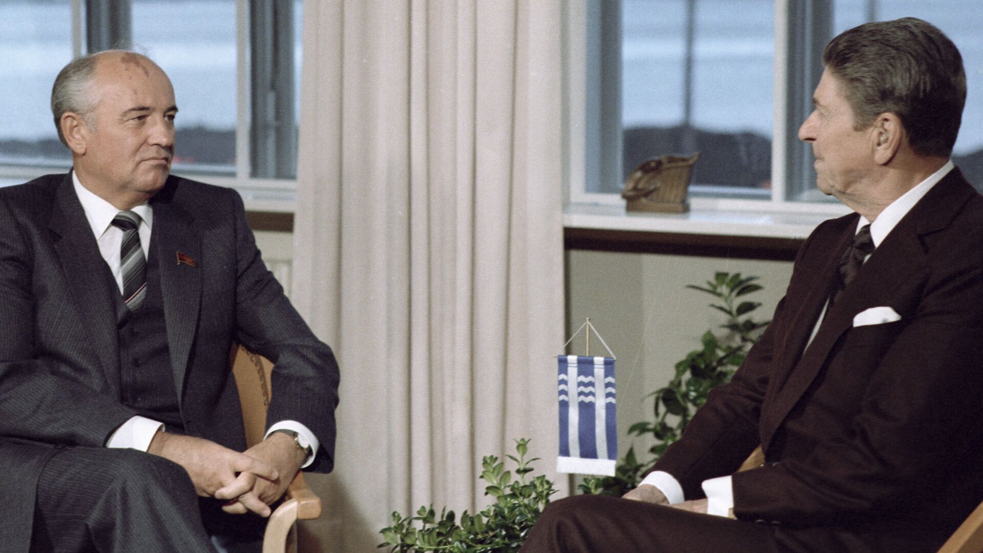 Генеральный секретарь ЦК КПСС Михаил Горбачев и президент США Рональд Рейган во время встречи на высшем уровне в Рейкьявике. Октябрь 1986 года - РИА Новости, 1920, 09.10.2020