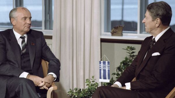 Генеральный секретарь ЦК КПСС Михаил Горбачев и президент США Рональд Рейган во время встречи на высшем уровне в Рейкьявике. Октябрь 1986 года