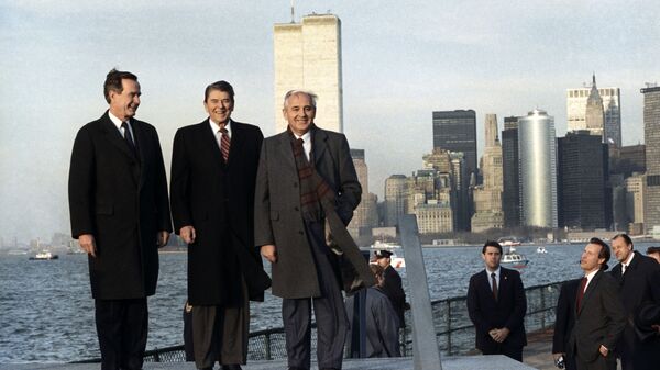 Генеральный секретарь ЦК КПСС Михаил Горбачев, президент США Рональд Рейган и вице-президент США Джордж Буш на прогулке по острову Гавернос-Айленд, 1988 год