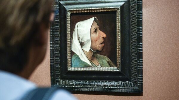 Посетительница рассматривает картину Питера Брейгеля-старшего Старая крестьянка на выставке в Художественно-историческом музее Вены