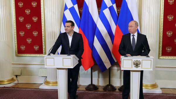Президент РФ Владимир Путин и премьер-министр Греции Алексис Ципрас во время совместной пресс-конференции по итогам встречи
