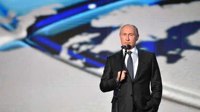 Президент РФ Владимир Путин на церемонии вручения премий Русского географического общества. 7 декабря 2018