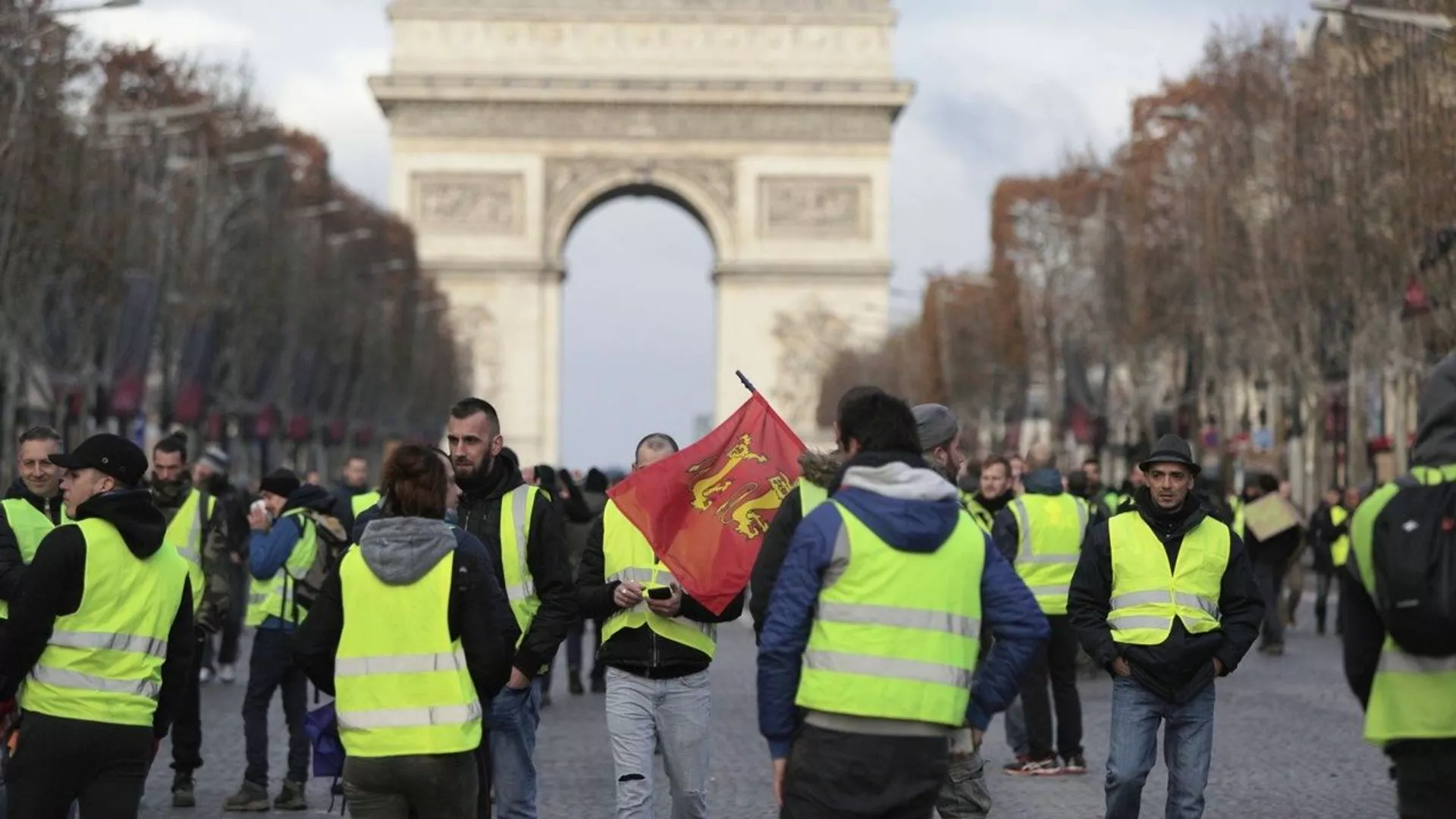 Участники акции протеста движения желтых жилетов в Париже. 8 декабря 2018 - РИА Новости, 1920, 09.12.2018