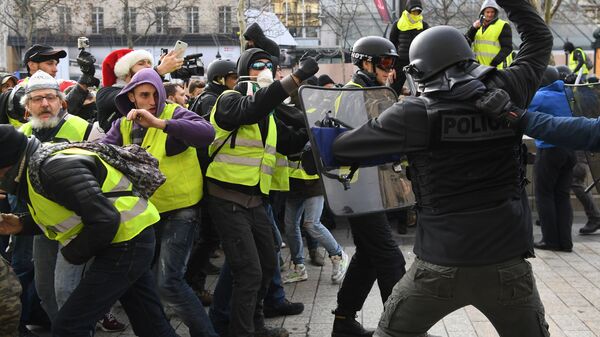 Полиция и участники акции протеста движения желтых жилетов в Париже. 8 декабря 2018