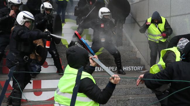 Столкновение демонстрантов с полицией во время протеста желтых жилетов против повышения тарифов на топливо в Брюсселе, Бельгия. 8 декабря 2018 