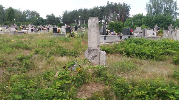 Памятник убитым советским военнопленным до реконструкции в польском населенном пункте Горынь