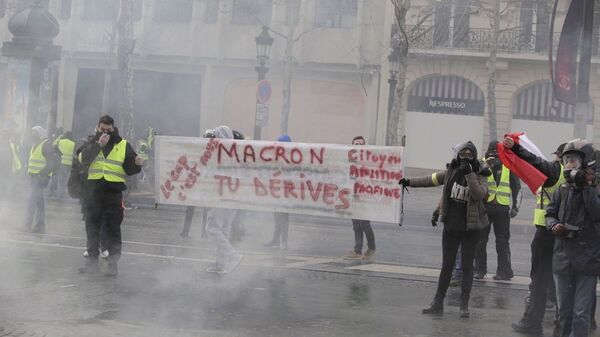 Участники акции протеста движения желтых жилетов в Париже.