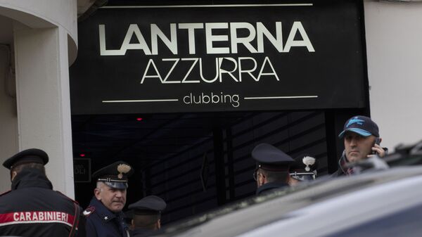 Полицейские перед входом в клуб Lanterna Azzurra в городе Коринальдо, где шесть человек погибли в давке во время концерта. 8 декабря 2018 