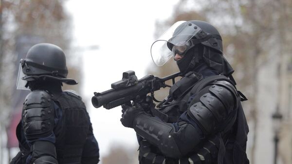 Сотрудники правоохранительных органов в Париже