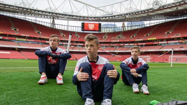Юные футболисты на стадионе лондонского Арсенала