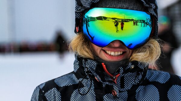 Девушка на открытии горнолыжного сезона
