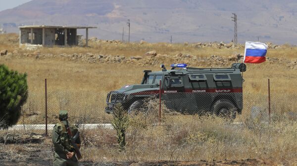 Российская военная полиция проезжает мимо города Алхурея на границе с Голанскими высотами