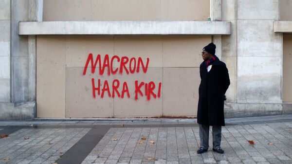 Граффити написано на одной из улиц Парижа, оставленное после национального дня протеста движения Желтые жилеты.  9 декабря 2018 
