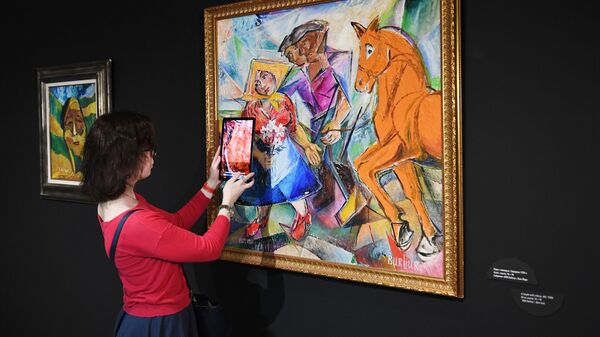 Девушка на выставке в Музее русского импрессионизма у картины Давида Бурлюка Пара с лошадью