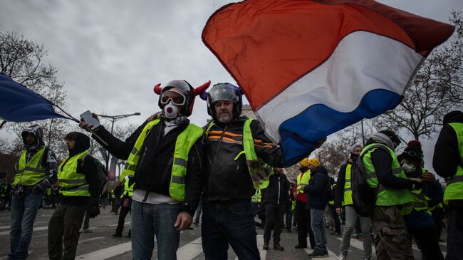 Акция протеста движения желтые жилеты в Париже