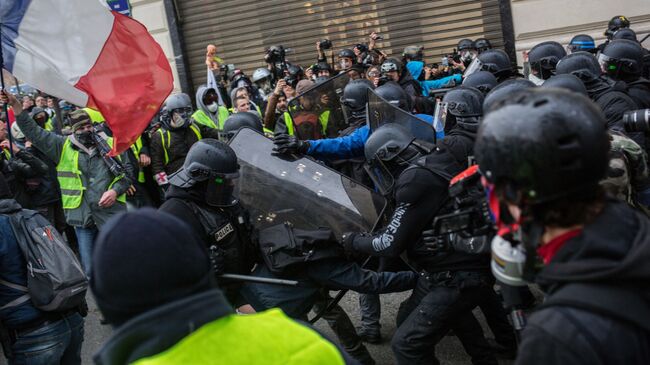 Участники акции протеста во Франции