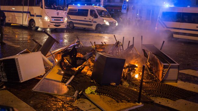 Горящие баррикады во время акции протеста участников движения автомобилистов желтые жилеты в районе Триумфальной арки в Париже