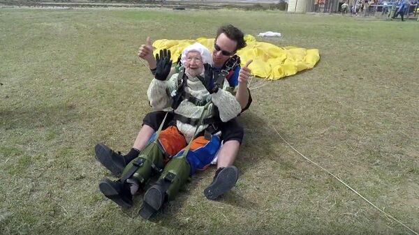 Стоп кадр видео 102-летней Ирэн О'Ши после прыжка с парашютом