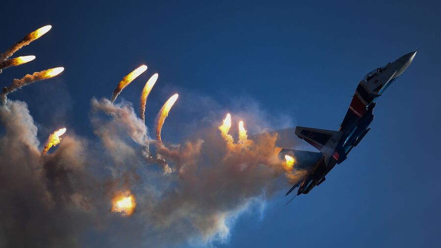 Многоцелевой истребитель Су-30СМ пилотажной группы Русские витязи на закрытии IV Международного военно-технического форума «Армия-2018»