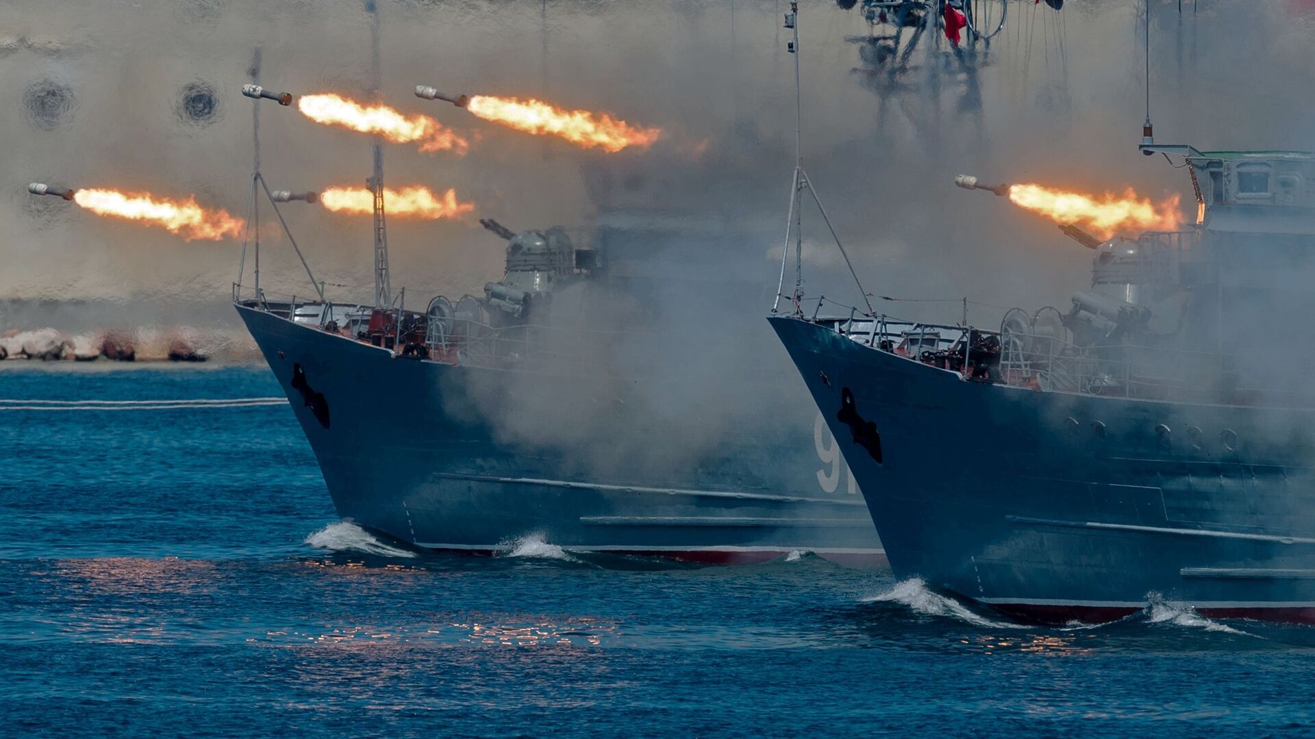 Морские тральщики Ковровец и Иван Голубец на праздновании Дня Военно-Морского Флота в Севастополе - РИА Новости, 1920, 19.01.2021