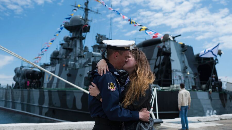 Моряк Черноморского флота с девушкой во время праздничных мероприятий в Севастополе