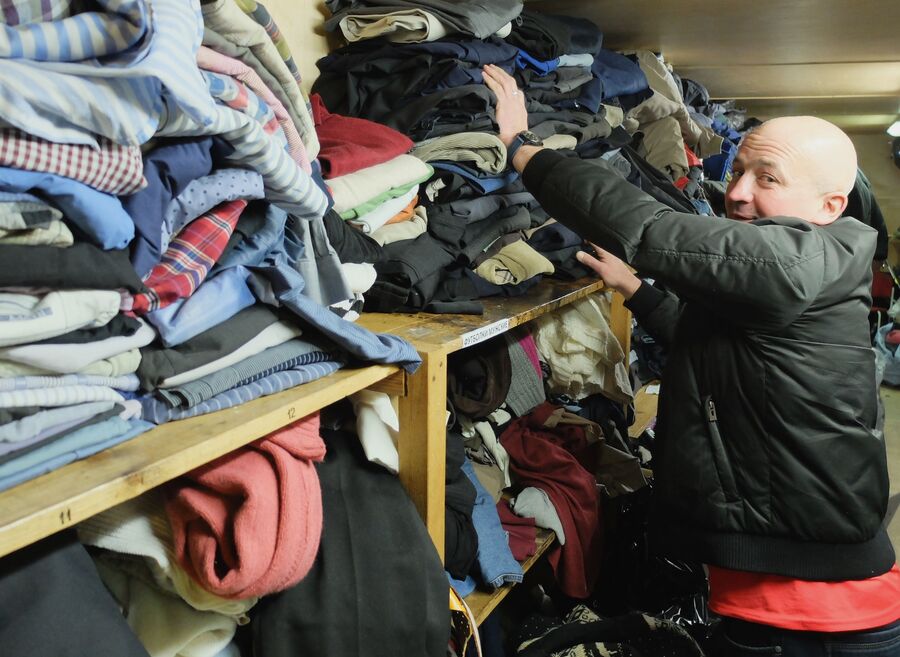 Подопечный «Ангара спасения» Алексей Евгеньевич С. в пункте выдачи одежды для бездомных