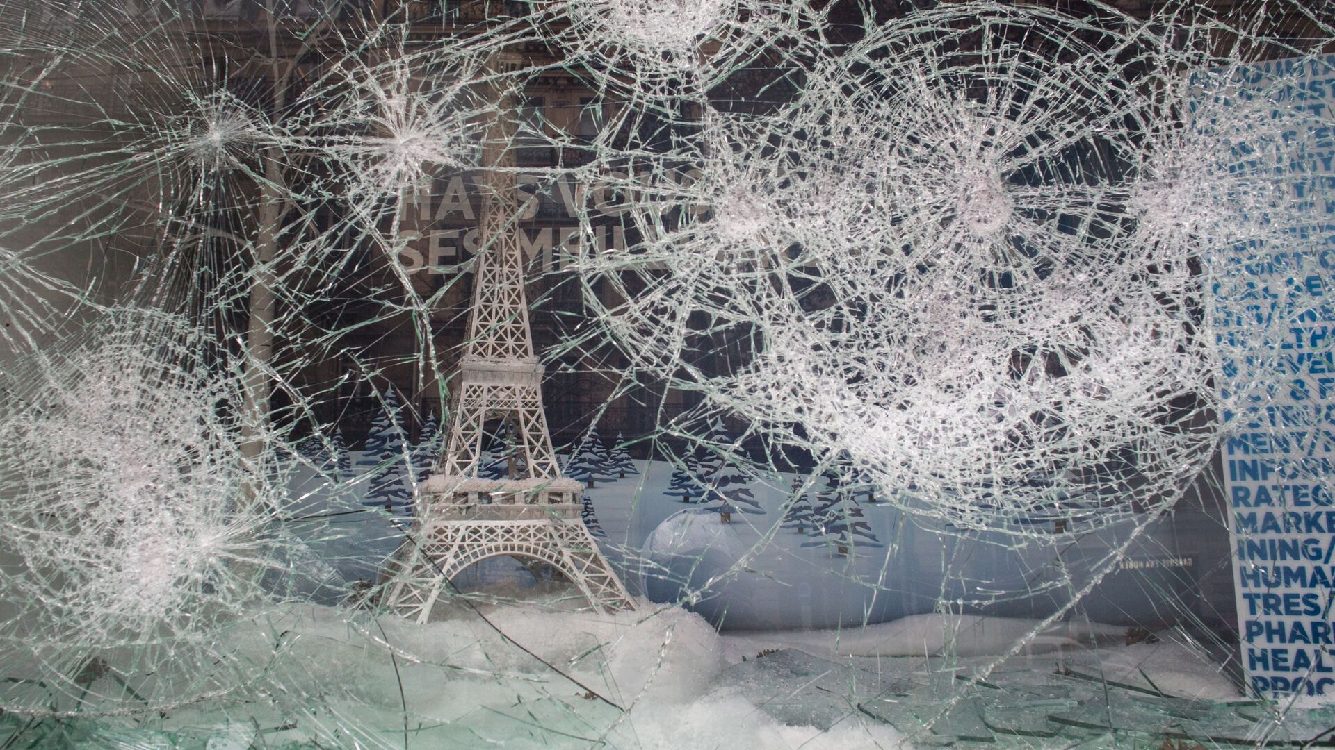 Разбитая витрина магазина на одной из улиц в Париже - РИА Новости, 1920, 14.12.2021