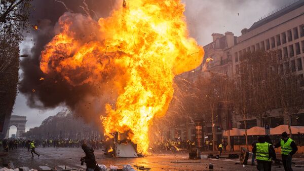Столкновение участников акции протеста против роста цен на бензин желтые жилеты с силами правопорядка в Париже
