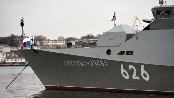 Торжественное поднятие флага на новейшем малом ракетном корабле проекта 21631 ВМФ России Орехово-Зуево в Севастополе