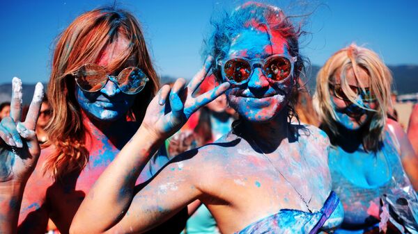 Участницы фестиваля триколора на пляжном курорте Суджукская коса во время празднования Дня Государственного флага России в Новороссийске