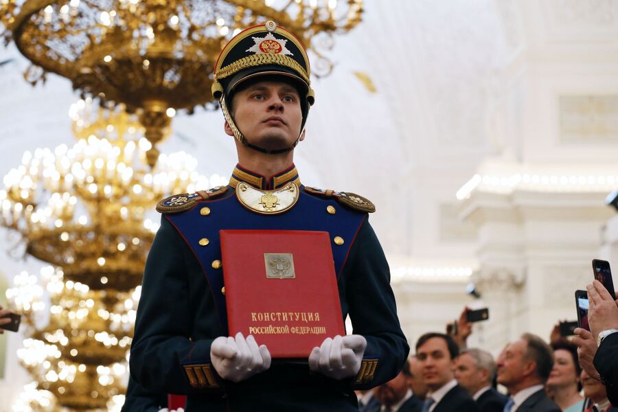 Солдат Президентского полка вносит специальный экземпляр Конституции России на церемонии инаугурации президента России Владимира Путина в Кремле. 7 мая 2018 