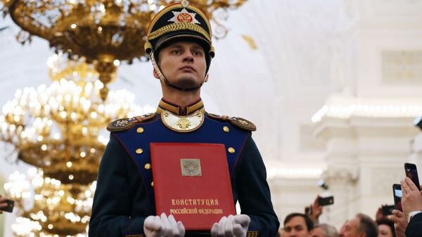 Солдат Президентского полка вносит специальный экземпляр Конституции России на церемонии инаугурации президента России Владимира Путина в Кремле. 7 мая 2018 