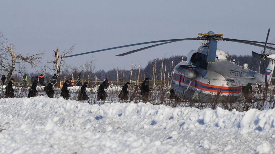 Сотрудники МЧС России и военнослужащие в Раменском районе Московской области, где самолет Ан-148 Саратовских авиалиний рейса 703 Москва – Орск потерпел крушение 11 февраля 2018 года