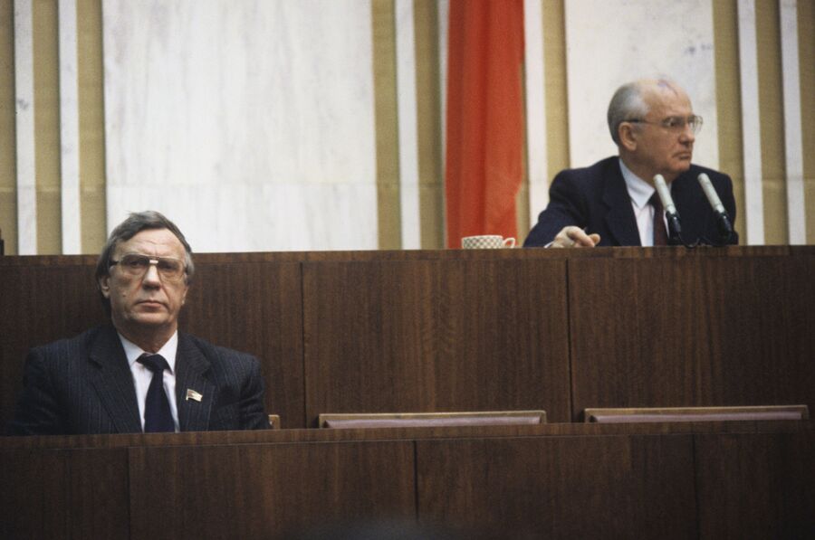 Президент СССР Михаил Горбачев и вице-президент СССР Геннадий Янаев на заседании IV сессии Верховного Совета СССР. 1991 год 