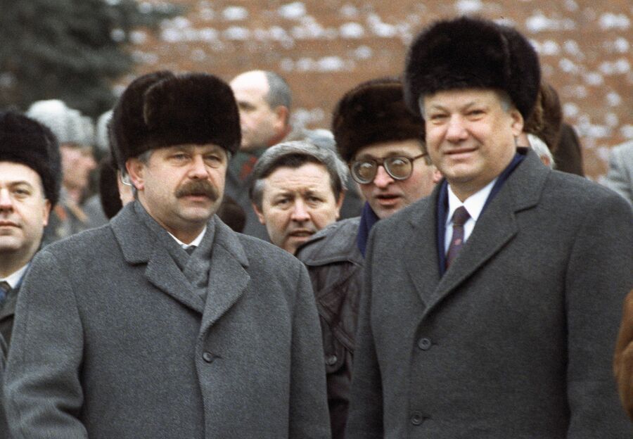 Президент России Борис Ельцин и вице-президент Александр Руцкой на Красной площади. 1992 год 
