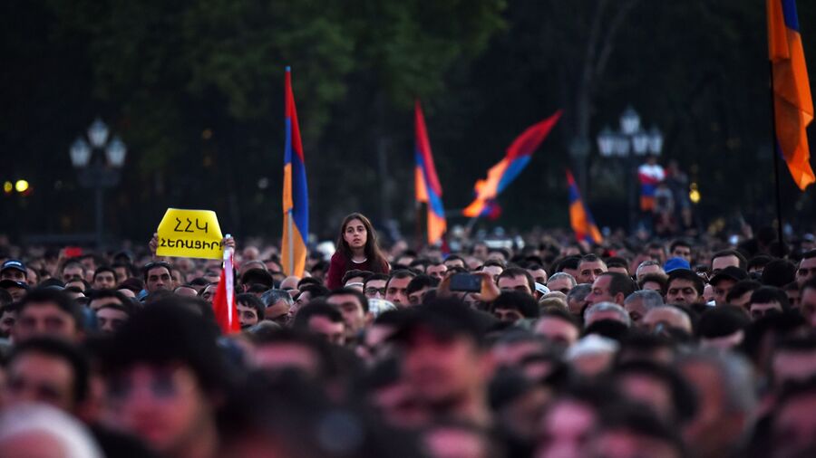 Сторонники оппозиции во время митинга на площади Республики в Ереване