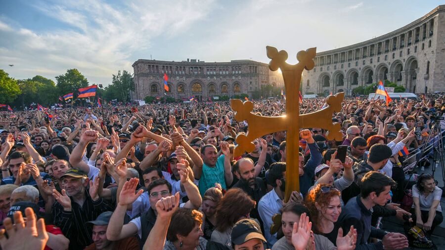 Сторонники лидера оппозиции в Армении Никола Пашиняна на вечернем митинге на площади Республики в Ереване во время возобновившихся акций протеста после неудачной попытки избрания накануне премьер-министра страны