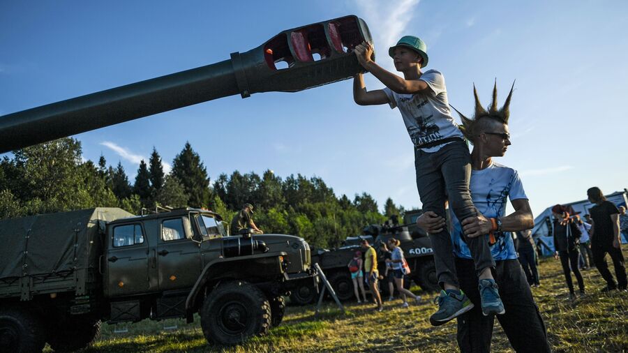 Зрители фестиваля Нашествие на выставке военной техники в поселке Большое Завидово в Тверской области