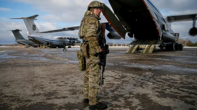 Украинский военный на военно-воздушной базе в районе Житомира перед передислокацией на восток Украины. 6 декабря 2018 