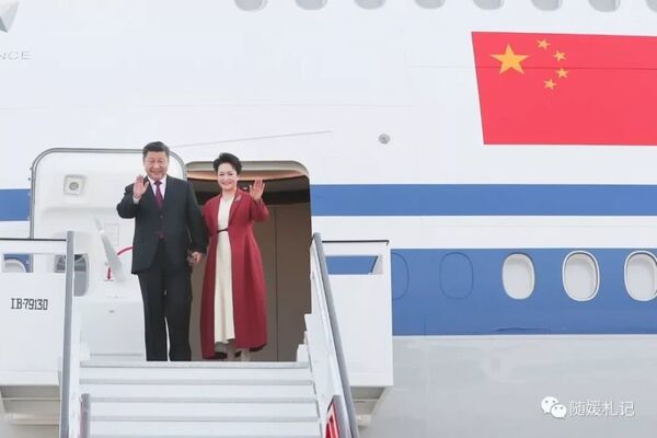 Первый день турне. Прибытие в Испанию. Председатель КНР Си Цзиньпин и его супруга при выходе из самолета.