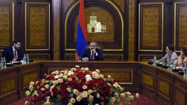 Исполняющий обязанности премьер-министра Армении Никол Пашинян на встрече с иностранными журналистами.  10 декабря 2018
