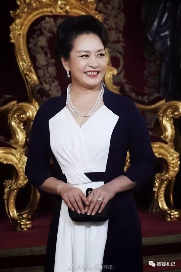 Красота и грация первой леди Китая своим китайским колоритом покорила сердца международной общественности.