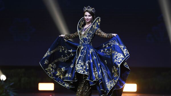Юлия Полячихина на показе национальных костюмов на конкурсе Мисс Вселенная 2018