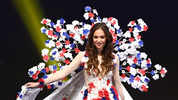 Показ национальных костюмов на конкурсе Мисс Вселенная 2018