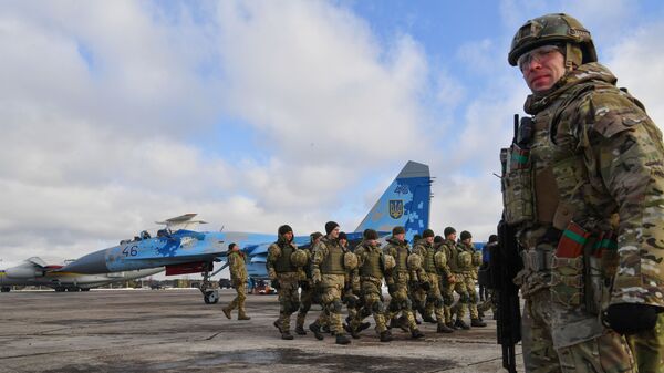 Украинский военный на военно-воздушной базе в районе Житомира