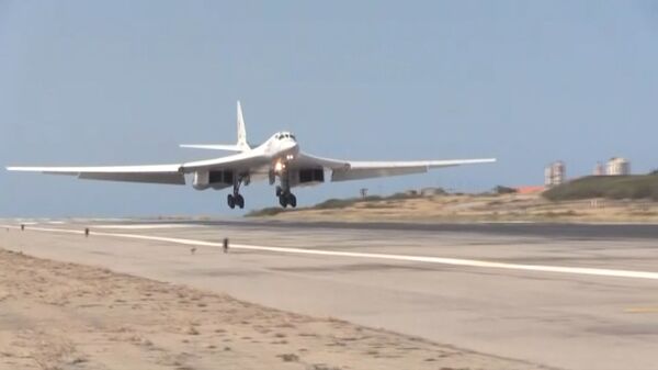 Российские Ту-160 в Венесуэле: приземление и встреча экипажей в аэропорту